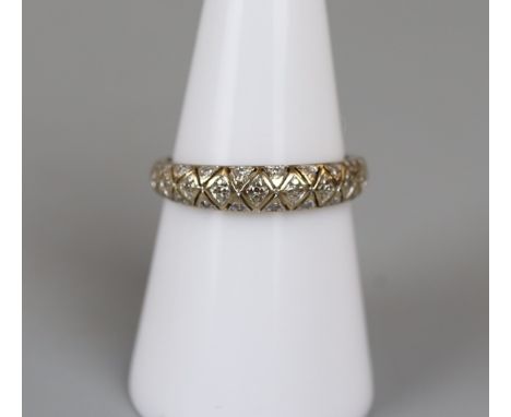 Gold diamond ring - Approx ring size: O 