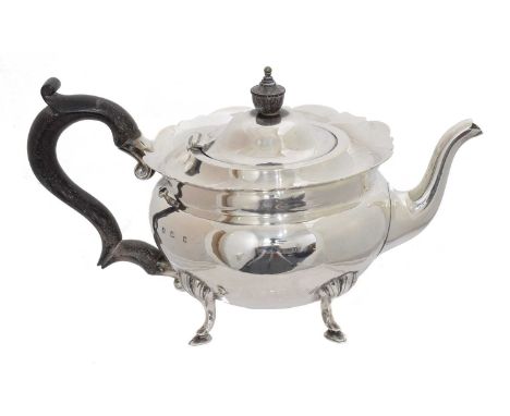 An Edward VII silver teapot. J Sherwood &amp; Sons, Birmingham, 1905, height 13.3cm, gross weight 14.91ozt. Overall condition