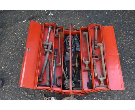 Metal toolbox with contents 