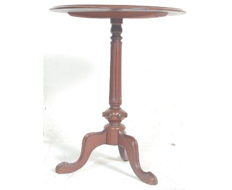 A good Victorian 19th century mahogany tripod table if the manner of Gillows of Lancaster. The table raised on splayed hairy 