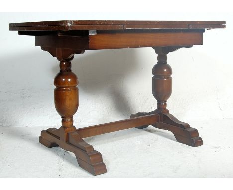 A vintage 1920s early 20th Century oak draw leaf dining table. The table having a panelled oak extending table top with fitte