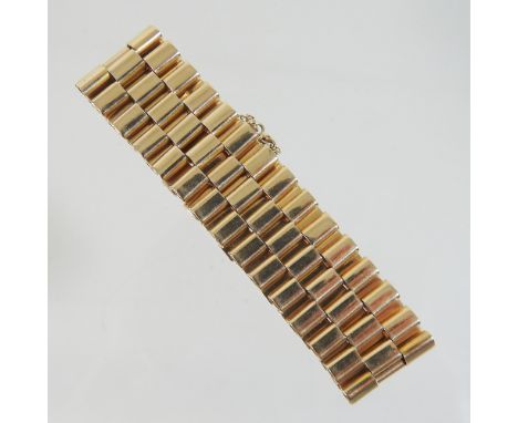 An unmarked gate bracelet