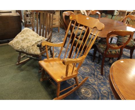 Light timbered rocking chair, height to the seat 42 cm, maximum height 105 cm