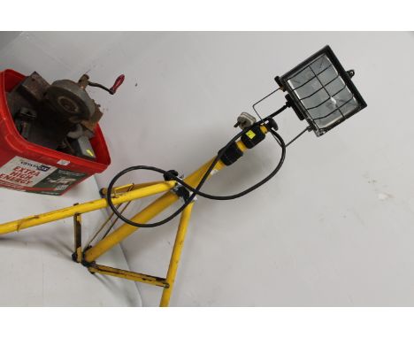 Extending industrial tripod light 