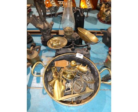 A pan of brass smallwork, kitchen scales and wall mounted oil lamp