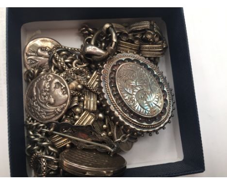 A quantity of jewellery to inc a Victorian oval locket on an umarked chain; together with a quantity of silver necklaces etc