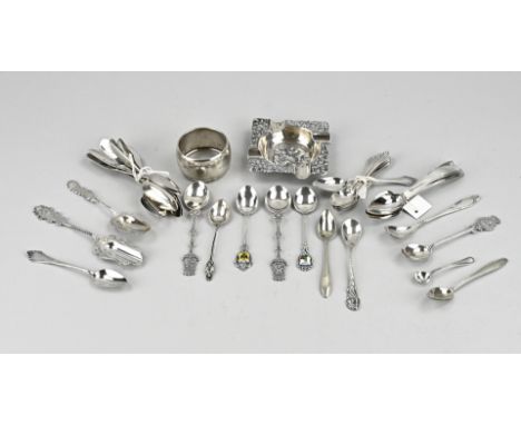 Lot of silver with an ashtray, a napkin ring and a large lot of spoons. approx. 423 grams. Various grades. In good condition.