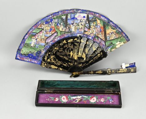 Antique Japanese or Chinese fan with gouache figures representation, with lacquer. Circa 1900. Gouache torn. With original bo