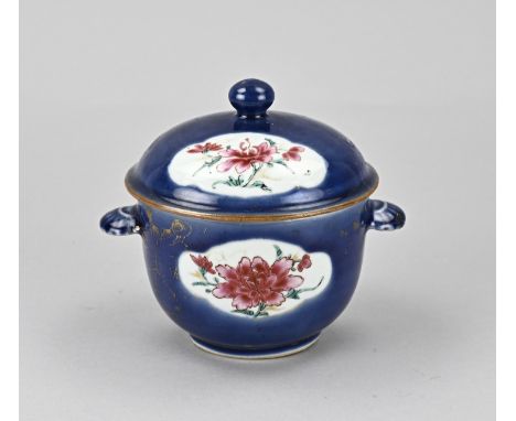 18th Century Chinese porcelain Family Rose powder blue lidded jar with floral/gold decoration. Dimensions: H 13 x Ø 12 cm. In