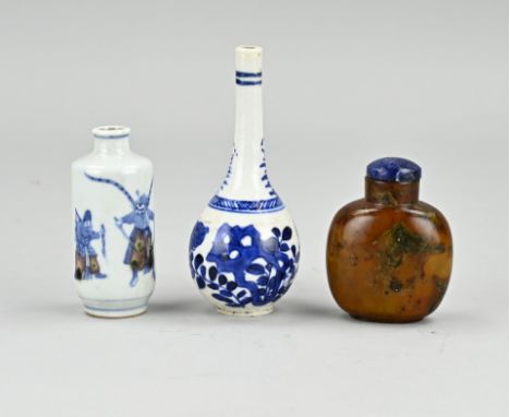 Three parts China. 1x Pipe vase, 19th century. 1x Snuffbottle, six character bottom mark. 1x Snuffbottle of jade. Size: 7 - 1