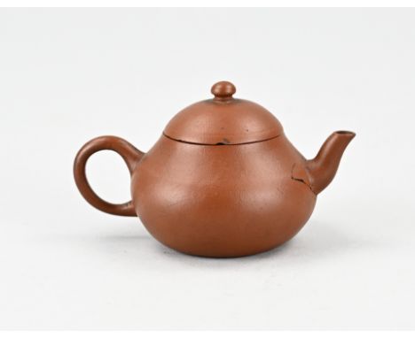 Small antique Chinese yixing teapot with bottom mark. 18th - 19th century. Damaged. Dimensions: 5 x 9 x Ø 5.6 cm. In reasonab