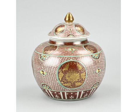 Chinese porcelain lidded jar with floral/gold decoration. Six-character bottom mark. Dimensions: H 19 x Ø 15.5 cm. In good co