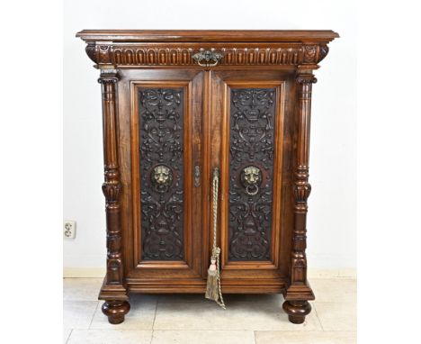 Beautiful walnut Gründer pronk vertico with full columns, beautiful carving in the panels and bronze lion heads with ring fit