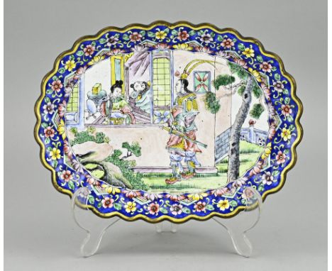 Antique Chinese Cantonese enamel tablet with figures representation. Dimensions: 23 x 17 x 3 cm. In good condition.
