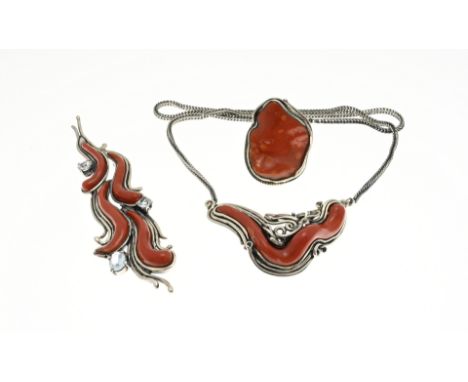 Lot of silver jewelry, 925/000, with coral. Choker with an organic V-shape set with coral, an elongated brooch with corals an