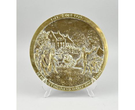 Large antique bronze plaque. 1574 - 1924. The greeting of VD Werff by Boisot. Dimensions: Ø 23.5 cm. In good condition.