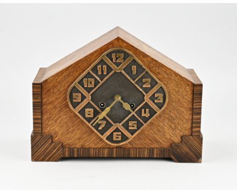 Amsterdam School pendulum clock, with Junghans movement. Circa 1920. Dimensions: 25 x 33 x 25 cm. In good condition.
