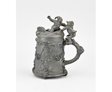 Rare, antique German pewter beer mug. Historicism. Joke beer mug, with fighting gnomes. Politics, French - Prussian war, 1870