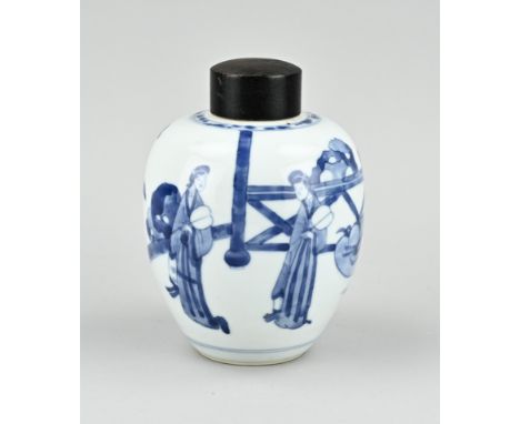 Chinese porcelain tea caddy with geishas in garden decor. With double blue bottom ring. Dimensions: H 14.5 cm. In good condit