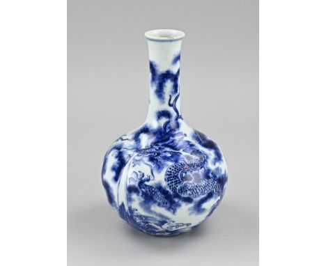 Chinese porcelain pipe vase with dragon decoration + bottom mark. Chip. Dimensions: H 24.5 cm. In reasonable/good condition.