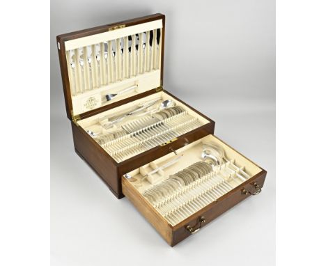 Large silver Gero cutlery, 925/000, in wooden case. With 12 table knives and 12 forks and 12 spoons, 12 dessert knives, 12 fo