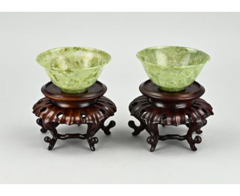 Two old/antique Chinese bowls of transparent jade, on consoles. Dimensions: Ø 10 cm. In good condition.