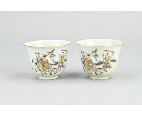 Two Chinese porcelain Familie Rose cups with enamel painting, figures in landscape/gold decor. With bottom mark. Dimensions: 