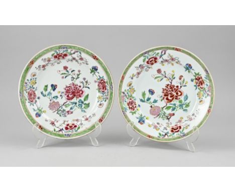 Two 18th century Chinese porcelain plates with floral/peony enamel decoration. Dimensions: Ø 22.8 cm. In good condition.