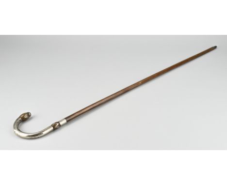 Walking stick with a silver grip, 800/000. Various dents. Length 90 cm. In reasonably good condition.