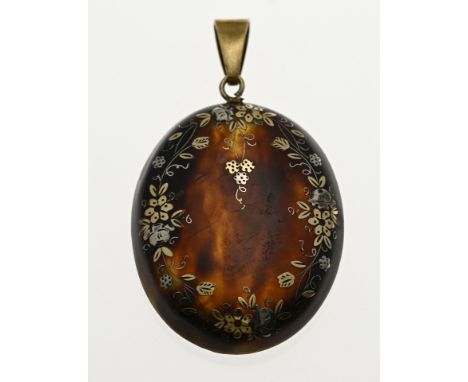 Medallion with turtle with floral elements on the back, partly gilded. 5x3x0.8cm. In good condition.