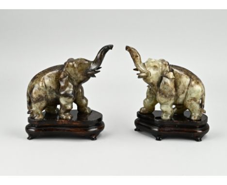 Two large jade? elephants on console. 20th century. Dimensions: H 15 cm. In good condition.