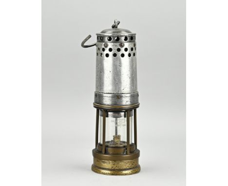 Antique Carbide miner's lamp. Circa 1900. Marked Avis Boss. Dimensions: H 28 cm. In good condition.