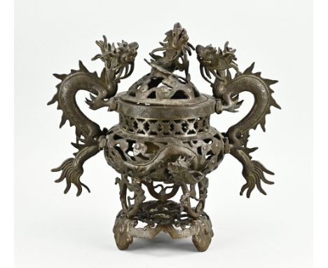 17th - 18th Century Chinese bronze incense burner with dragons + loose base. Size: 38 cm. In good condition.