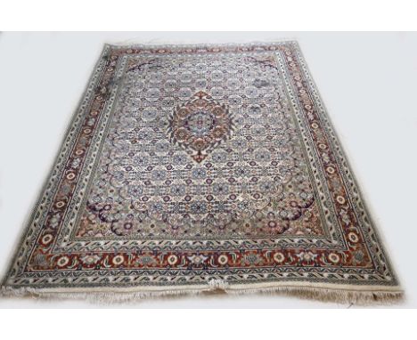 Large Persian carpet with floral decoration. Finely knotted. 20th century. Dimensions: 295 x 240 cm. In good condition.