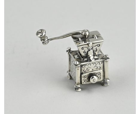 Silver miniature, 925/000, in the shape of a coffee grinder. MT.: Medusa, Arezzo, Italy. 5x2x5cm. approx. 46 grams. In good c
