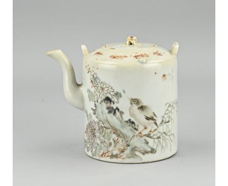 19th century Chinese porcelain teapot with thrush decoration. With bottom mark. Lid chips. Size: 16 cm. In reasonable/good co