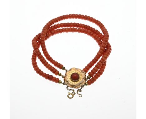 Bracelet of 3 rows with blood corals, ø5 mm., cheese-shaped, attached to a round yellow gold clasp, in flower shape with bloo