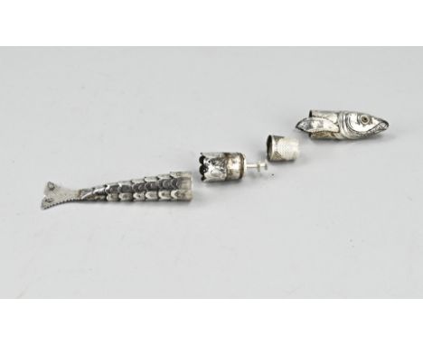 Antique silver sewing kit, in the shape of a fish with a flexible body. Equipped with a thimble, a bobbin and a needle case. 
