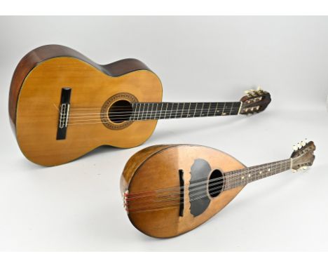 Antique lute + old guitar. Contessa, model HC-719. Size: 70 - 100 cm. In good condition.