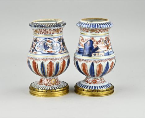 Two 18th century Chinese porcelain Imari vases with gilt bronze base rim. Single chip. Size: 15.5 cm. In fair/good condition.