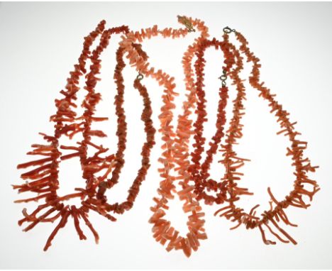 Lot with 5 necklaces with blood coral branches. approx. 188.8 grams. In good condition.