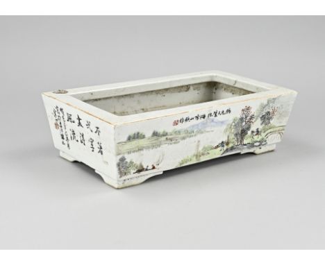Chinese porcelain planter with landscape/figures and text decoration. With signature. Dimensions: 8.5 x 28.7 x 16.5 cm. In go