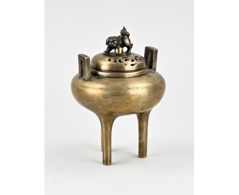 Antique Chinese incense burner made of bronze, with foo dog and floral decoration. 19th century or older. Nice quality. Size: