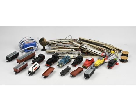Lot Märklin (Piku/Fleischmann) et cetera. Train toys. 20th century. Including signal bell, steam engine, grinder from the 30s