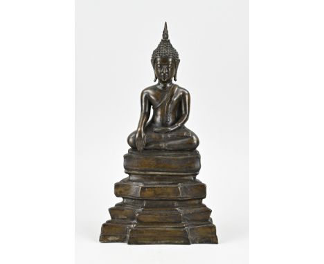 Large oriental bronze Buddha figure. Dimensions: H 39 cm. In good condition.