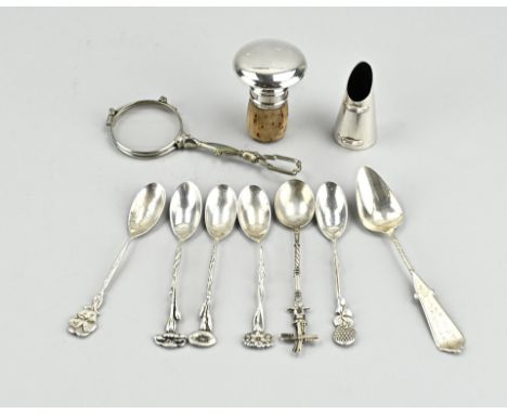 Lot diverse with 7 silver teaspoons, 835/000, partly with flower decoration, a silver miniature in the shape of a coal kit. a