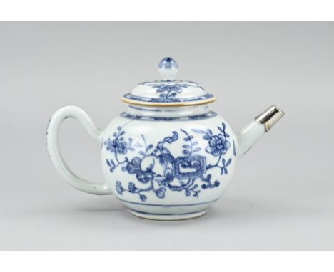 18th century Chinese porcelain teapot with silver spout and Cheng Lung garden decoration. Dimensions: 12.5 x 18 x Ø 10 cm. In