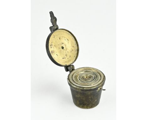 19th century bronze closing weight with letters + coat of arms + 1858. Closing weight is complete. Size: 7 cm. In good condit