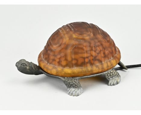Turtle table lamp with cameo glass shade and metal. Second half 20th century. Size: 21 cm. In good condition.