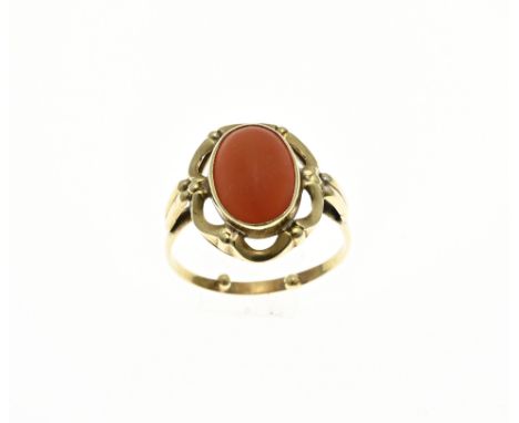Yellow gold ring, 585/000, with blood coral. Ring with an oval openwork head with a scalloped edge and set with an oval caboc